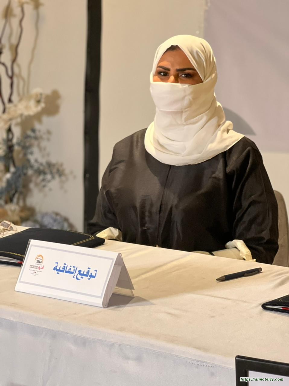 الكاتبة أمل الثقفي توقع اتفاقية وكالة أدبية.