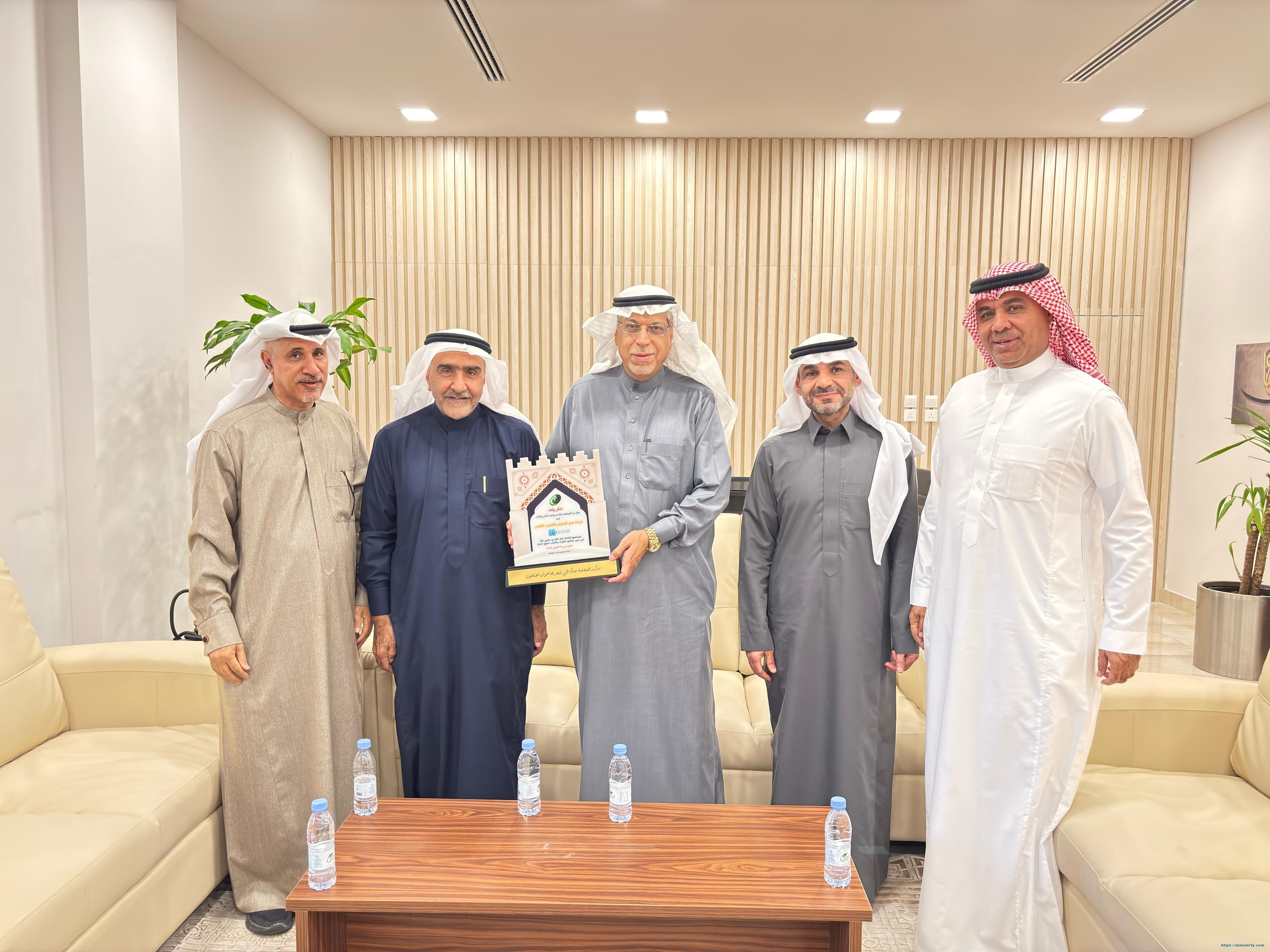 بر الفيصلية يكرم المعهد التقني للهندسة والبترول .