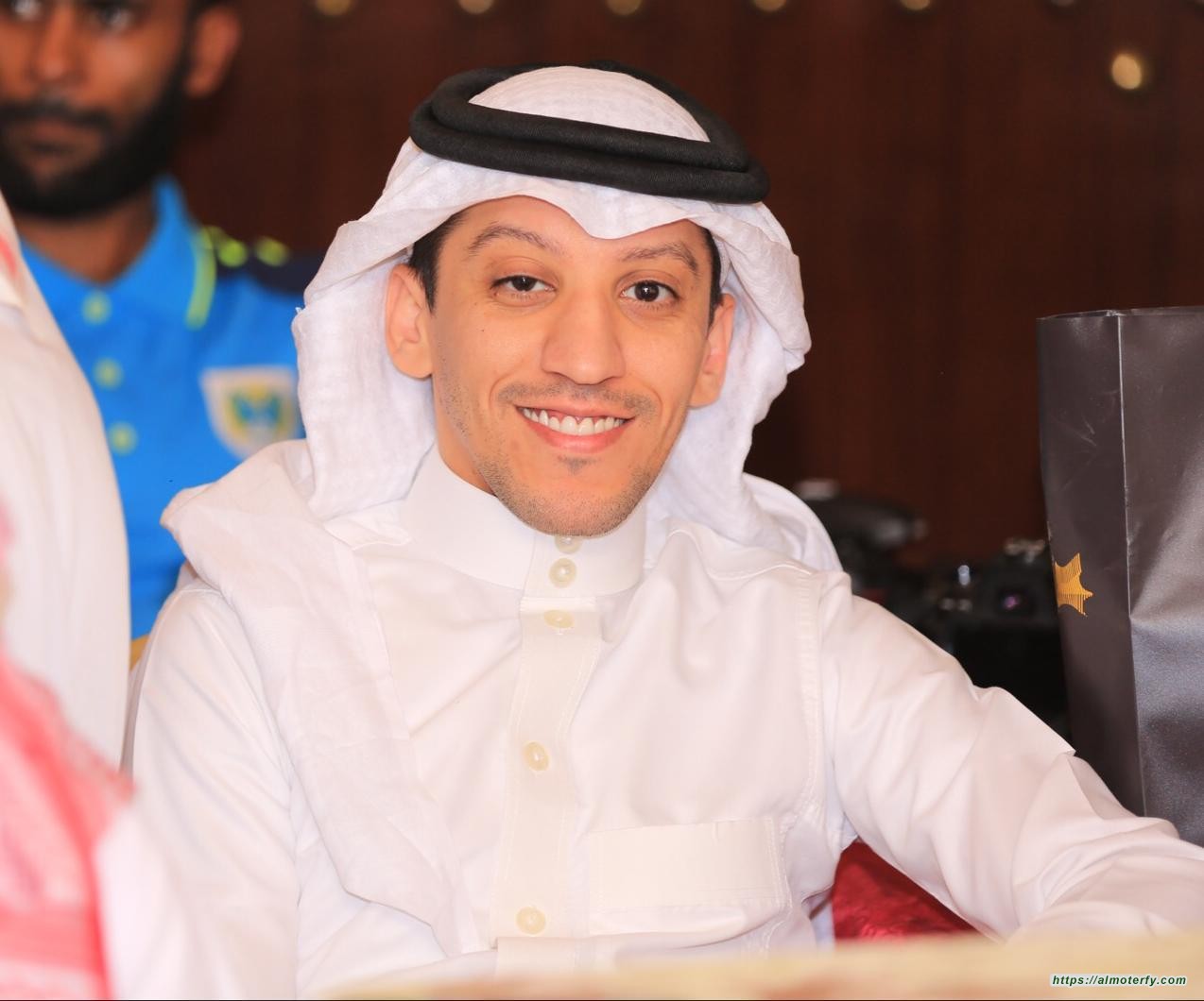 أحمد يضئ منزل الاعلامي علي الحاجي