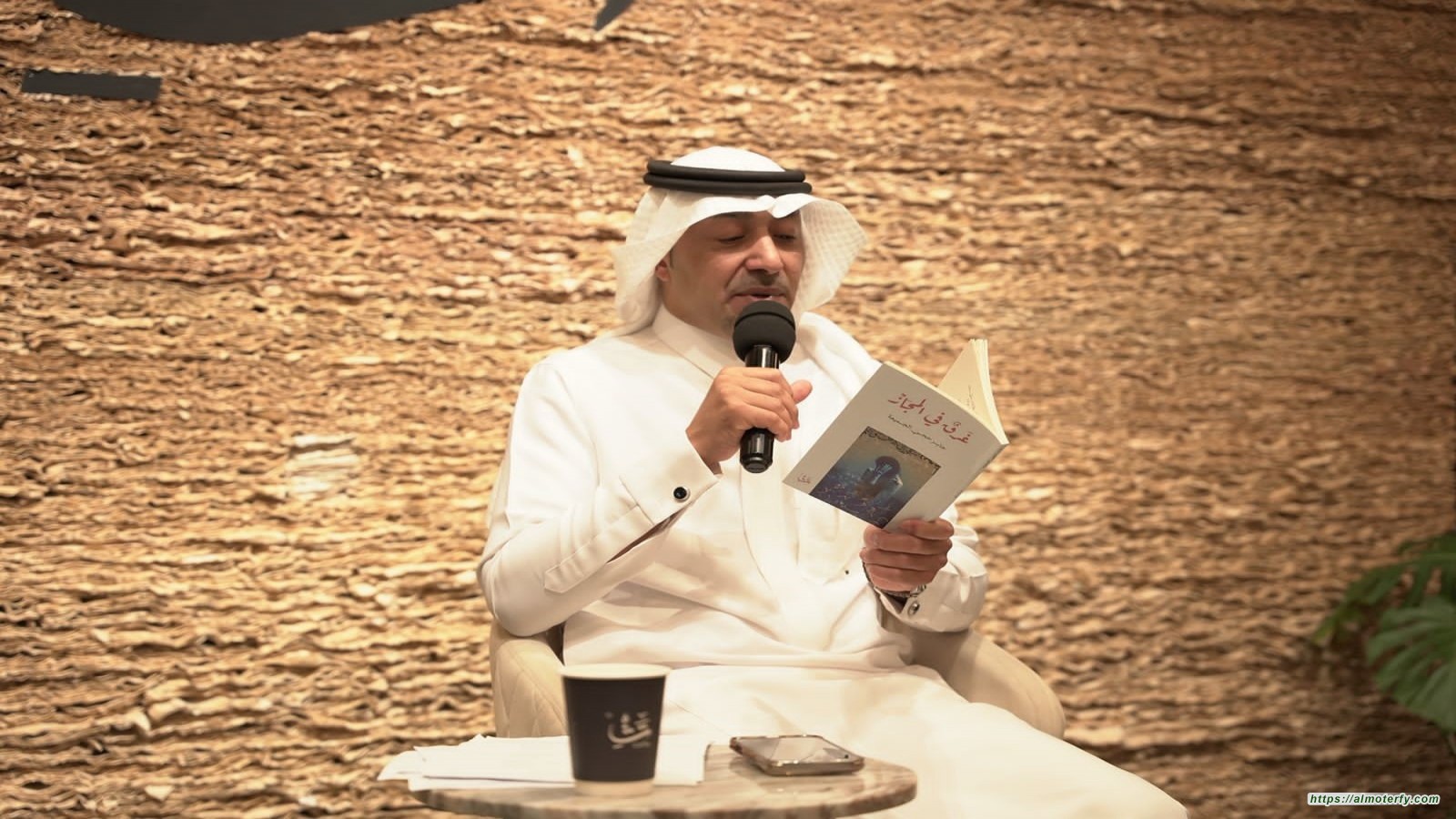 الجميعة في أمسيته الشعرية بالرياض .. كتبت ديواني الأول وأنا أتعلم الإصغاء لصوتي الداخلي .
